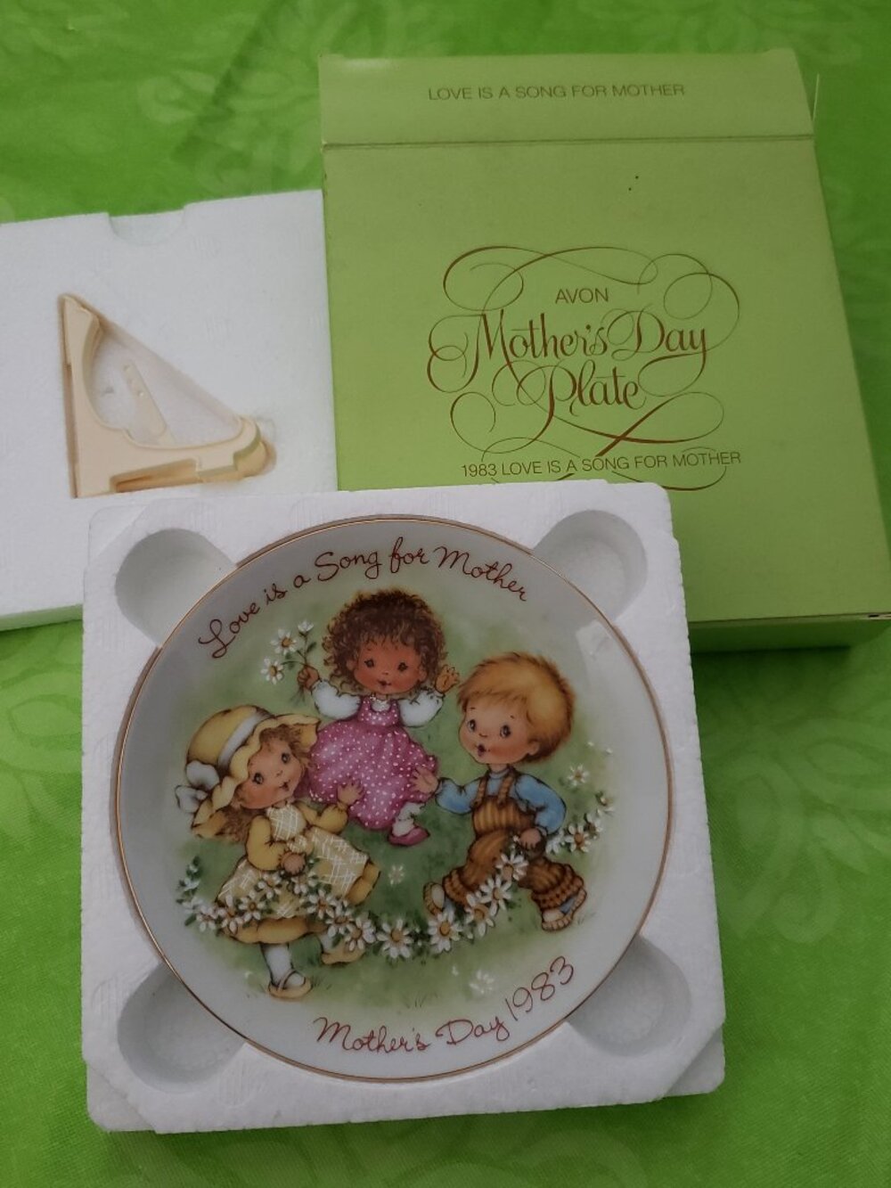 Vintage Avon Mother's Day Plate 1983 Love Is A Song For Mother With Box